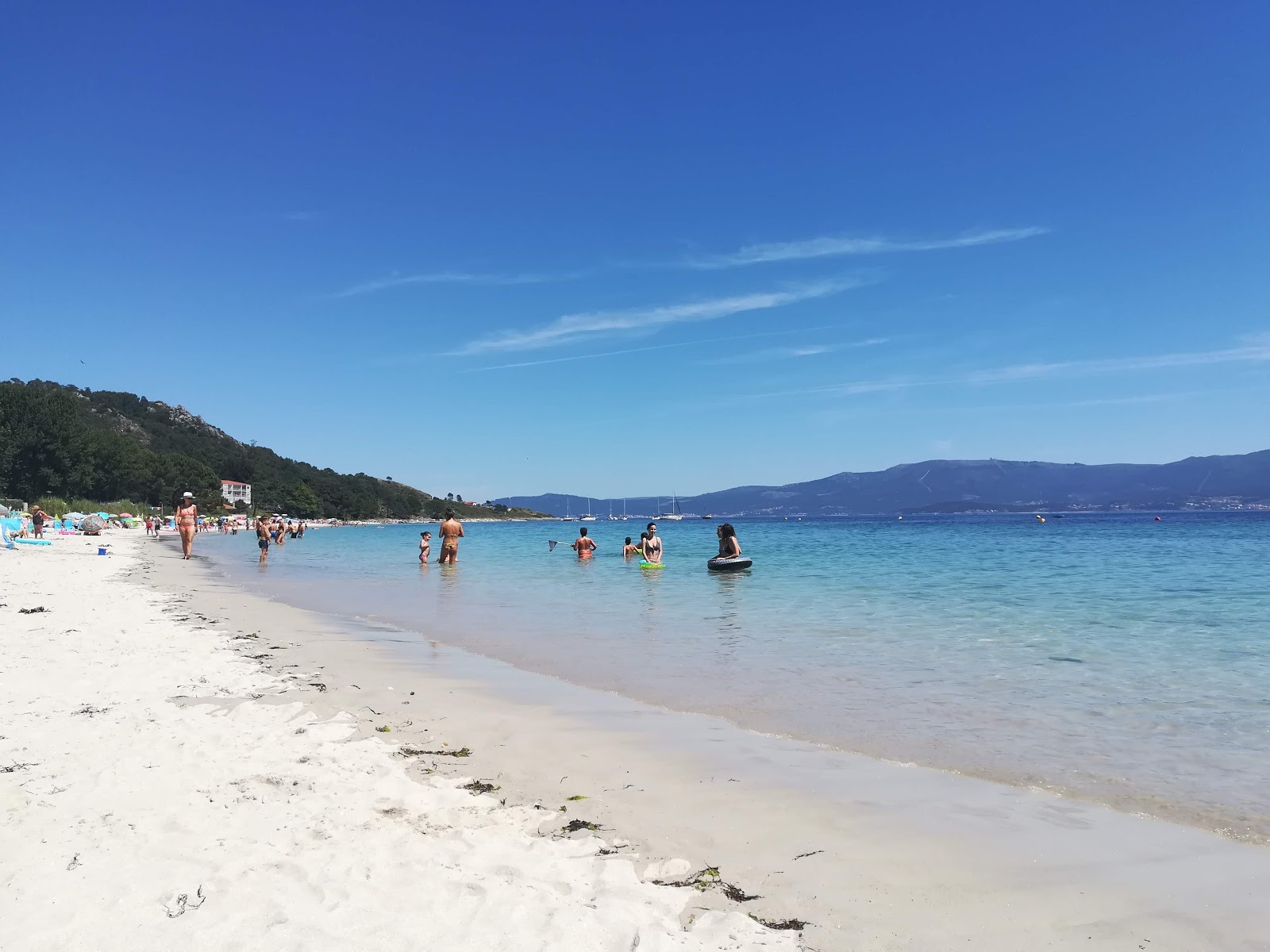 Foto di Praia de San Francisco con una superficie del sabbia bianca fine