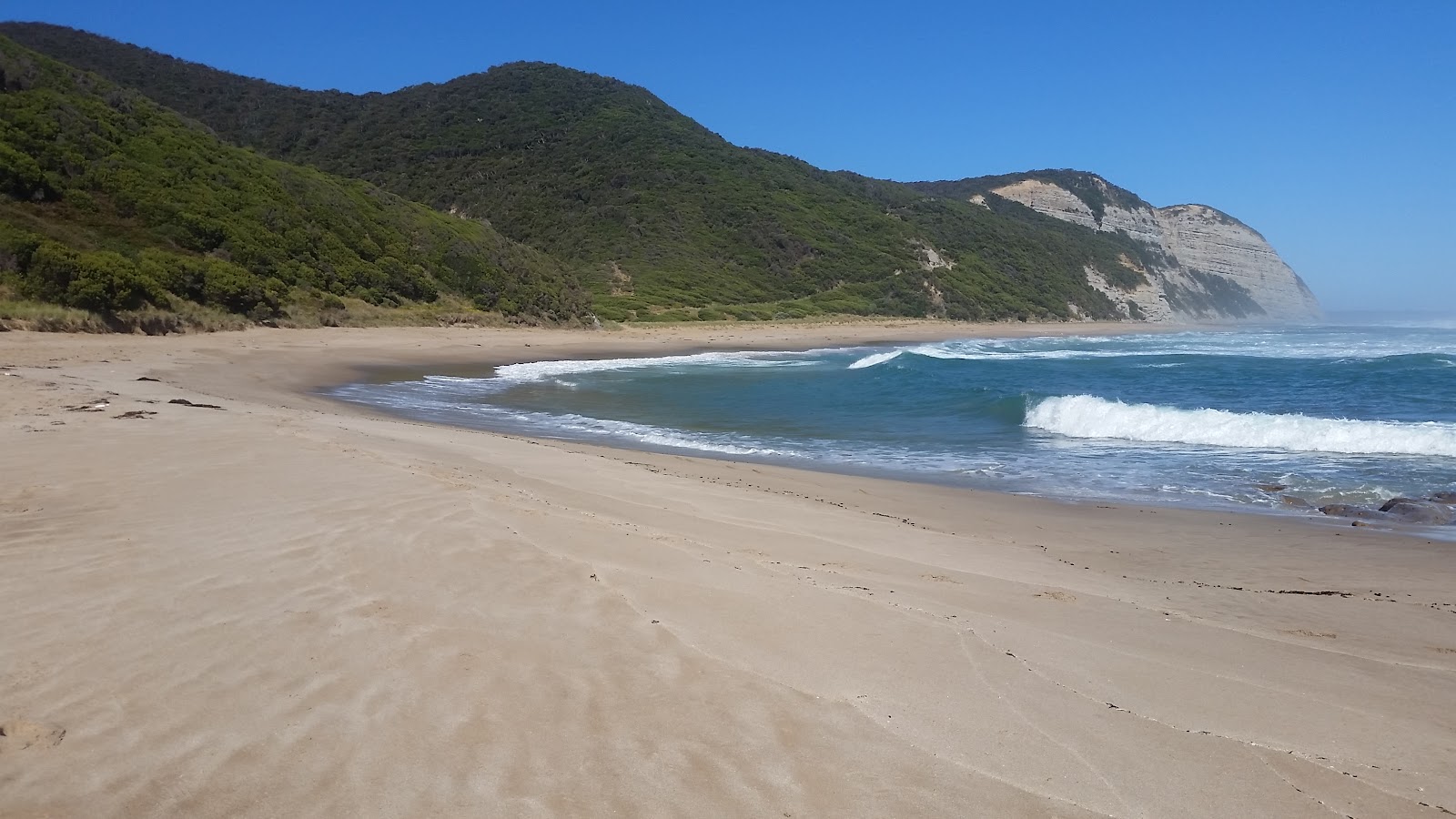Φωτογραφία του Milanesia Beach με φωτεινή άμμος επιφάνεια