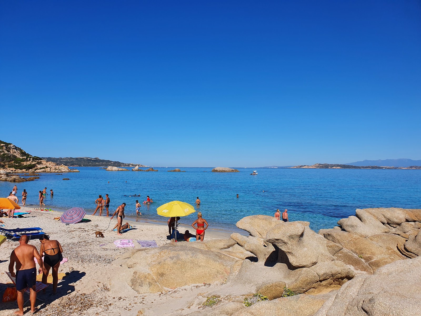 Valokuva Spiaggia di Bassa Trinitaista. tukeutunut kallioilla
