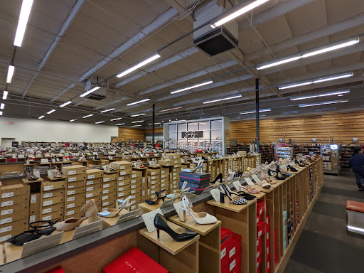 Shoe Store «DSW Designer Shoe Warehouse», reviews and photos, 7923 N Blackstone Ave, Fresno, CA 93720, USA