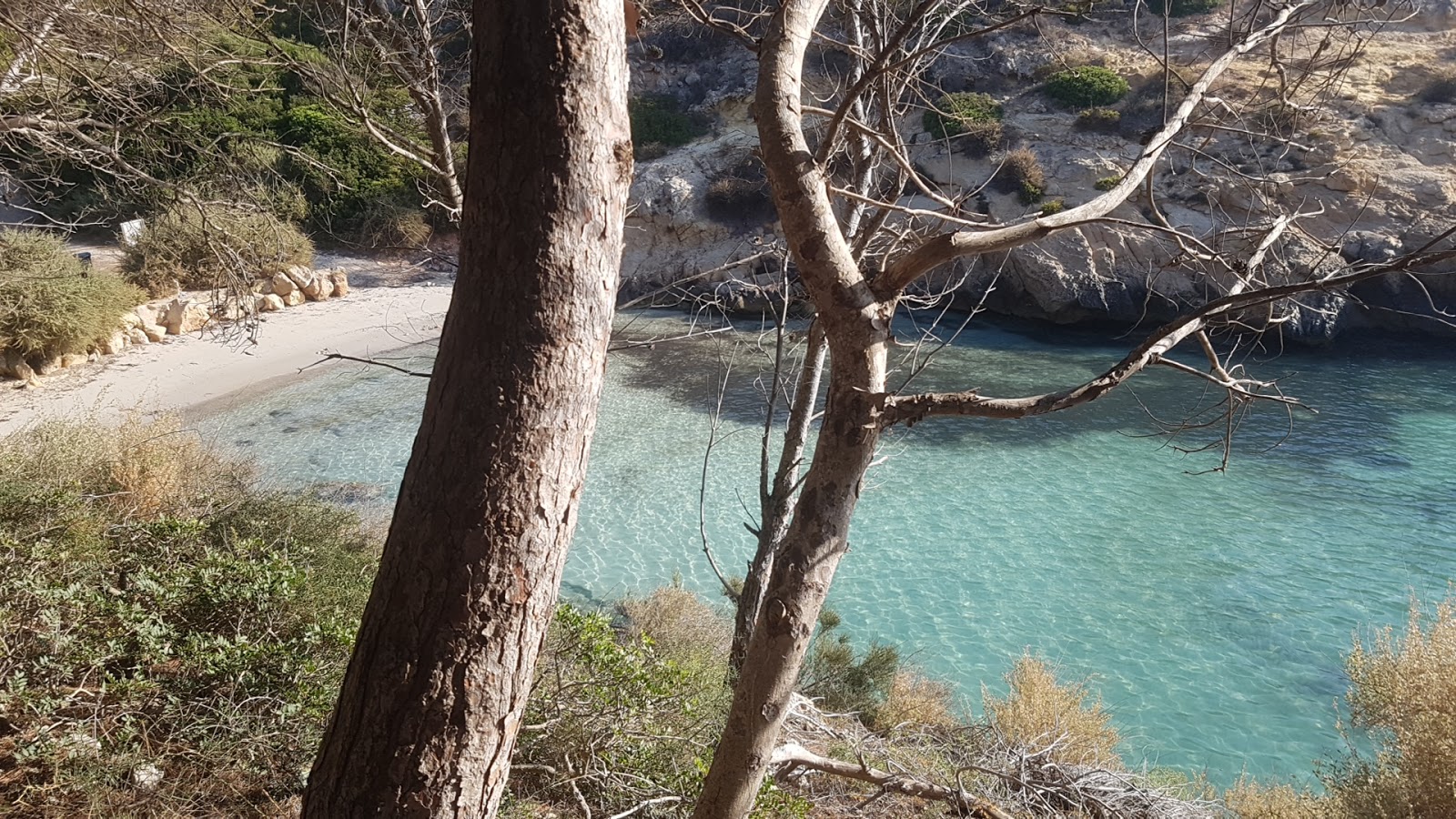 Foto van Cala Bella Dona met turquoise puur water oppervlakte