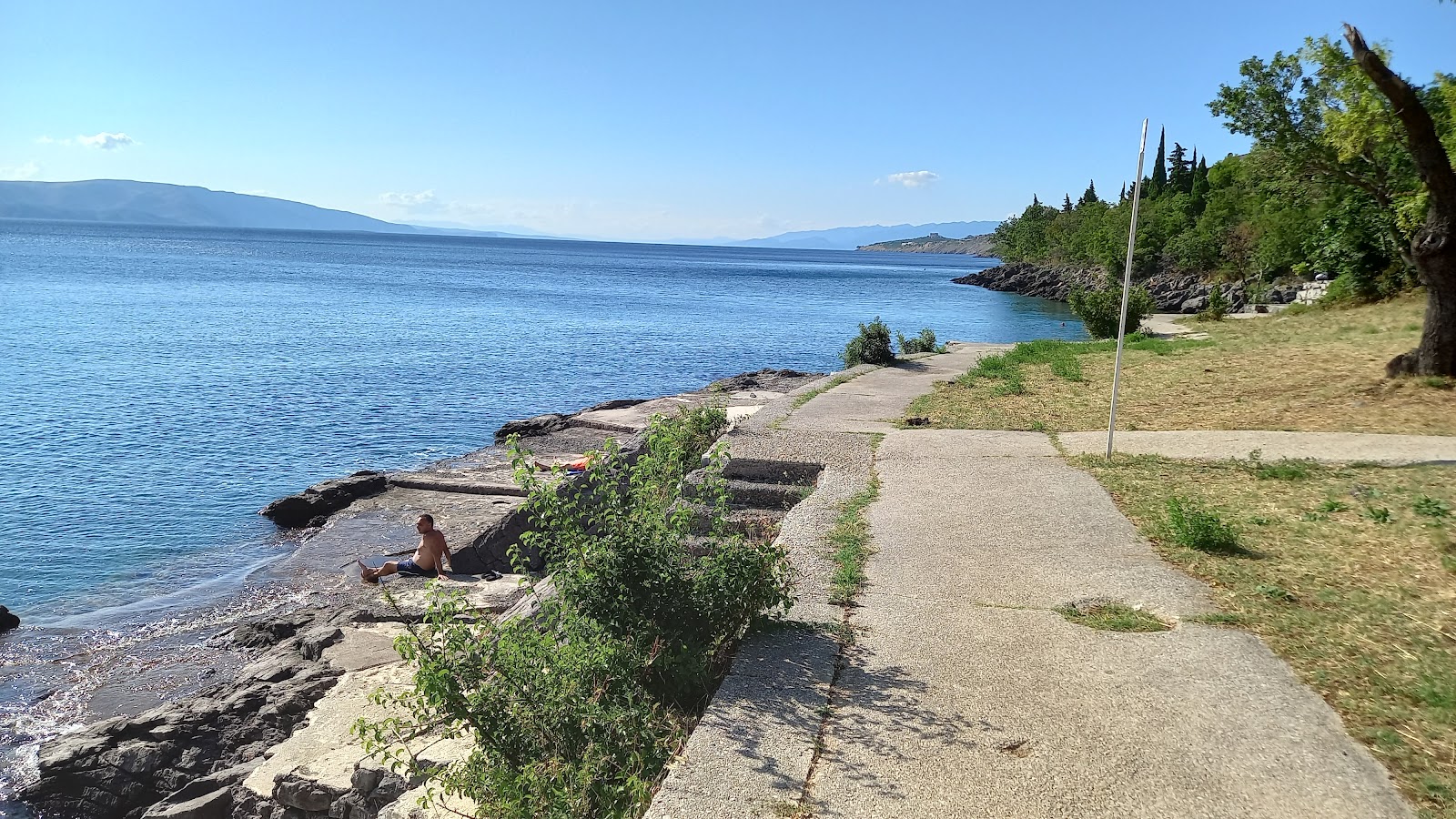 Foto di Kalic Beach sorretto da scogliere