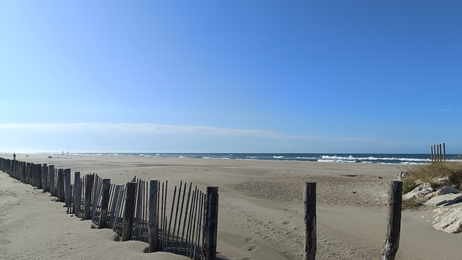 Foto di Plage de la Courbe con una superficie del sabbia beige