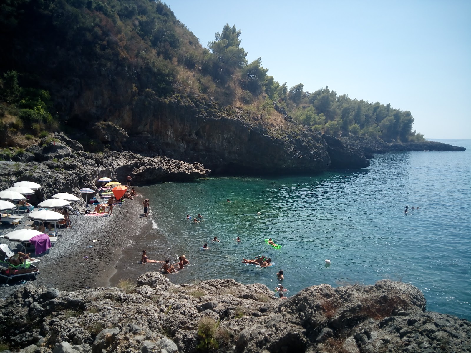 Photo de Spiaggia della Grotta zone de station balnéaire