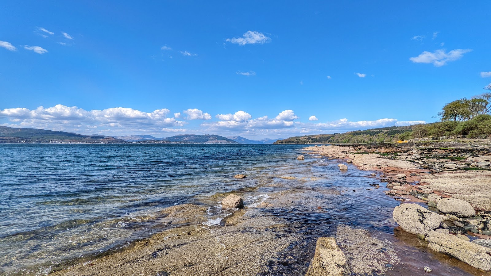 Valokuva Inverkip Bay Beachista. pinnalla kivet:n kanssa