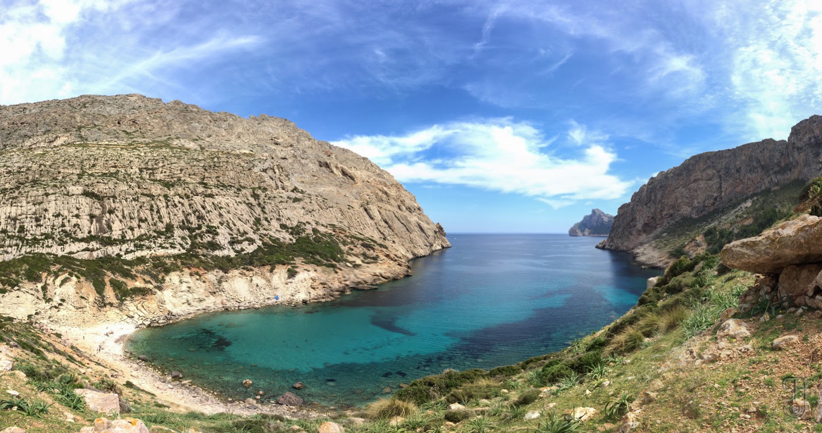Photo of Cala Boquer backed by cliffs