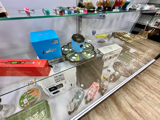 Tobacco Shop «Smoke Hut Smoke Shop», reviews and photos, 11902 Blue Ridge Boulevard g, Grandview, MO 64030, USA