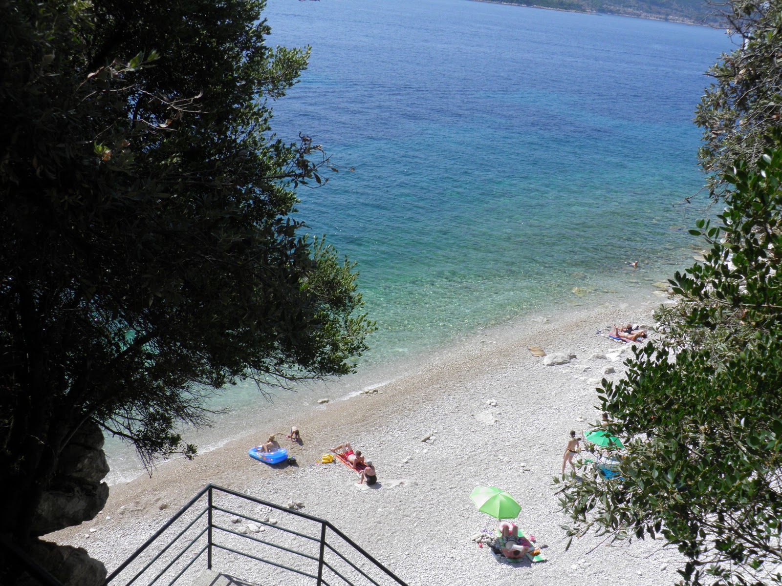 Φωτογραφία του Potok beach με μπεζ άμμος και βράχοι επιφάνεια