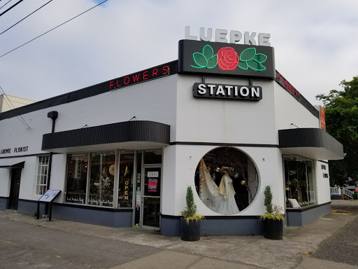 Luepke Flowers and Finds, 1300 Washington St, Vancouver, WA 98660, USA, 