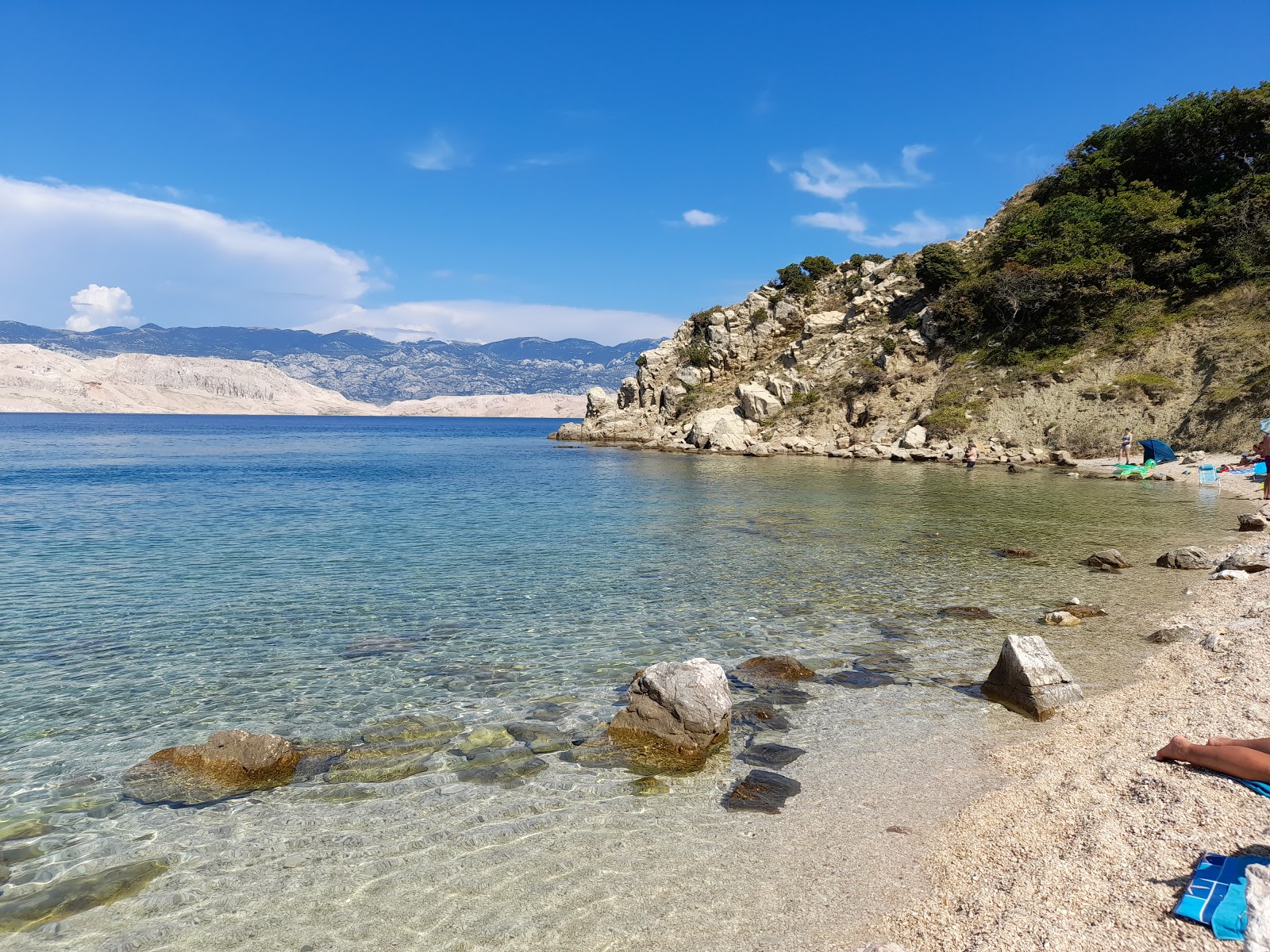 Foto von Delfinka beach mit feiner heller kies Oberfläche