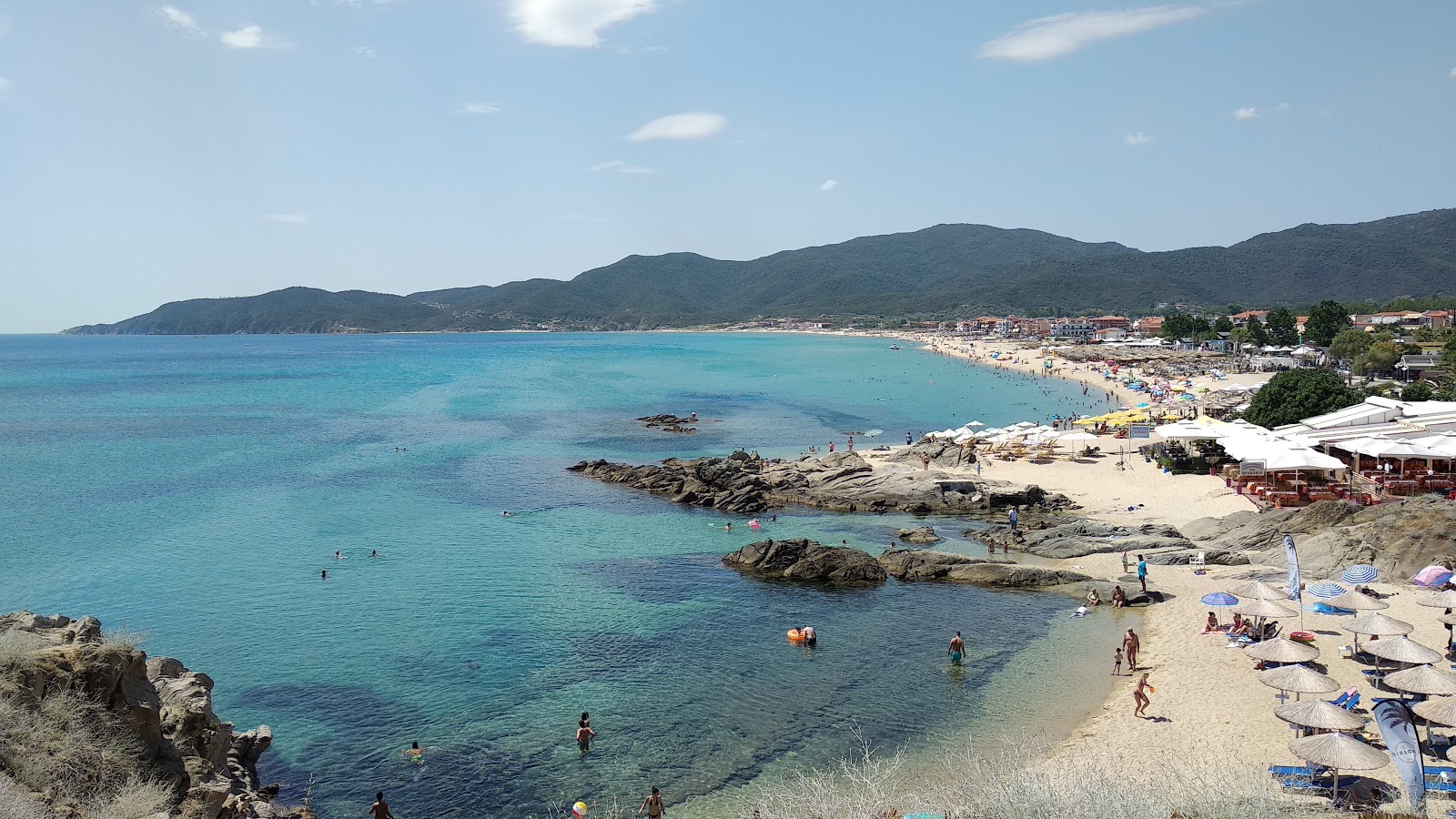 Zdjęcie Plaża Sarti z powierzchnią beżowy piasek