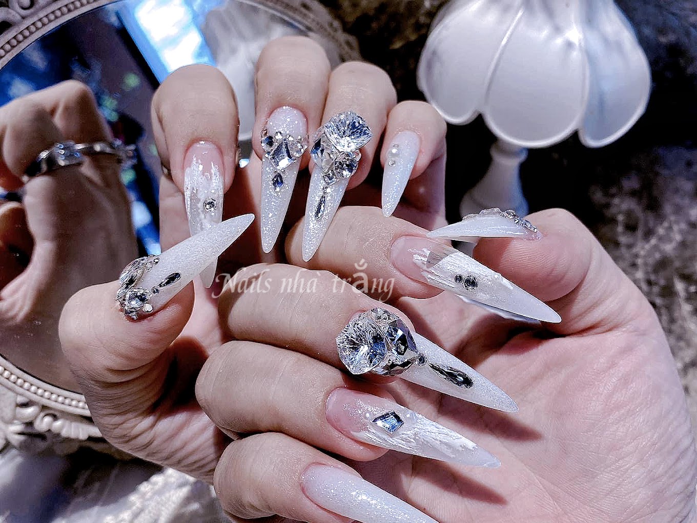 Nails nhà trắng
