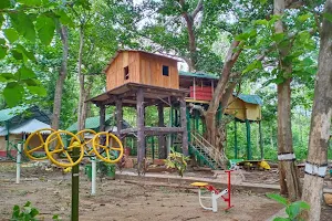The Giant Squirrel Home Stay Nature Camp image