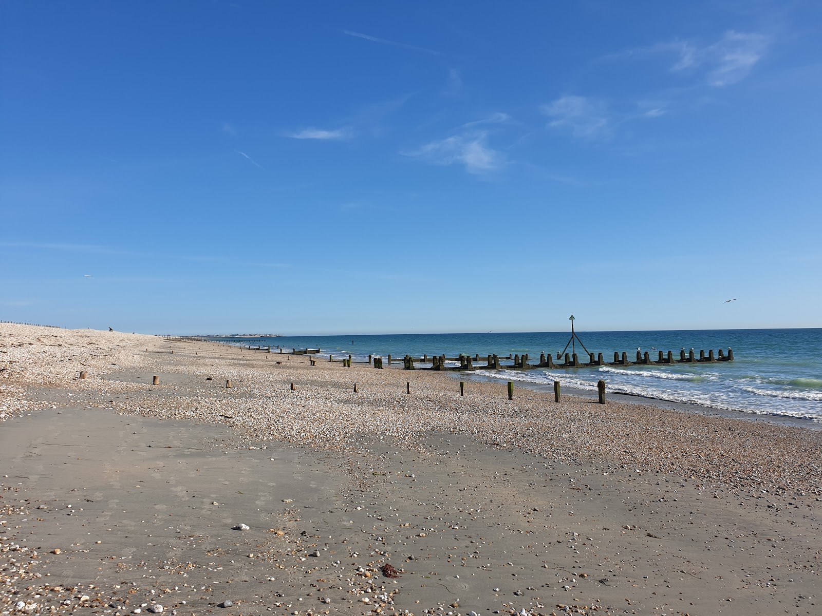 Foto di East Wittering beach con una superficie del acqua blu