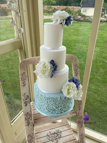 The Cake Queen, Lincoln. Wedding Cake specialist delivering across Lincolnshire and Newark. - Bakery