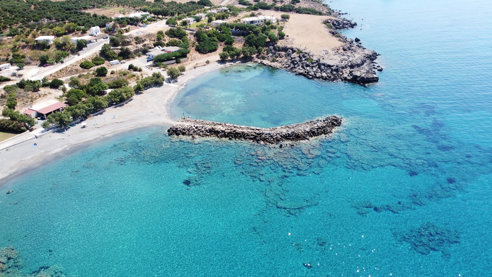Zdjęcie Lakkos beach z powierzchnią małe szare kamyczki