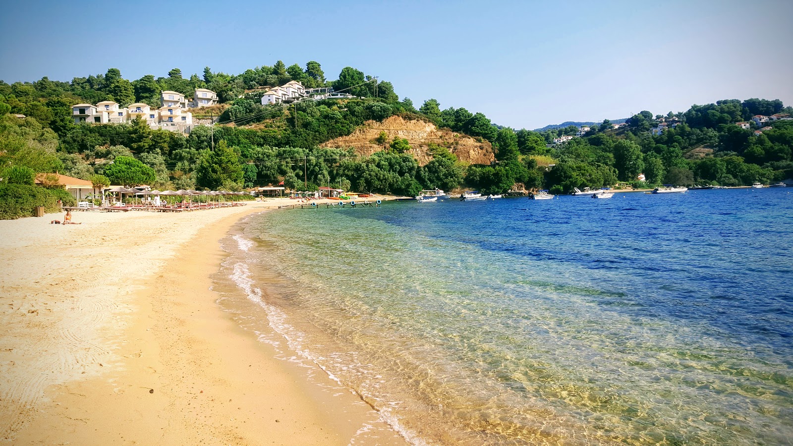 Fotografie cu Tzaneria beach cu o suprafață de nisip strălucitor