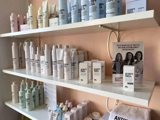 Friseur Sahaare Pirka - Inhaberin Claudia Gombocz In Pirka