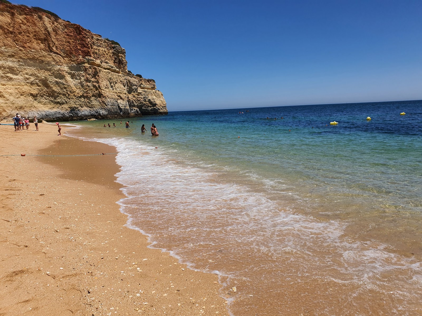 Foto von Benagil Strand mit türkisfarbenes wasser Oberfläche