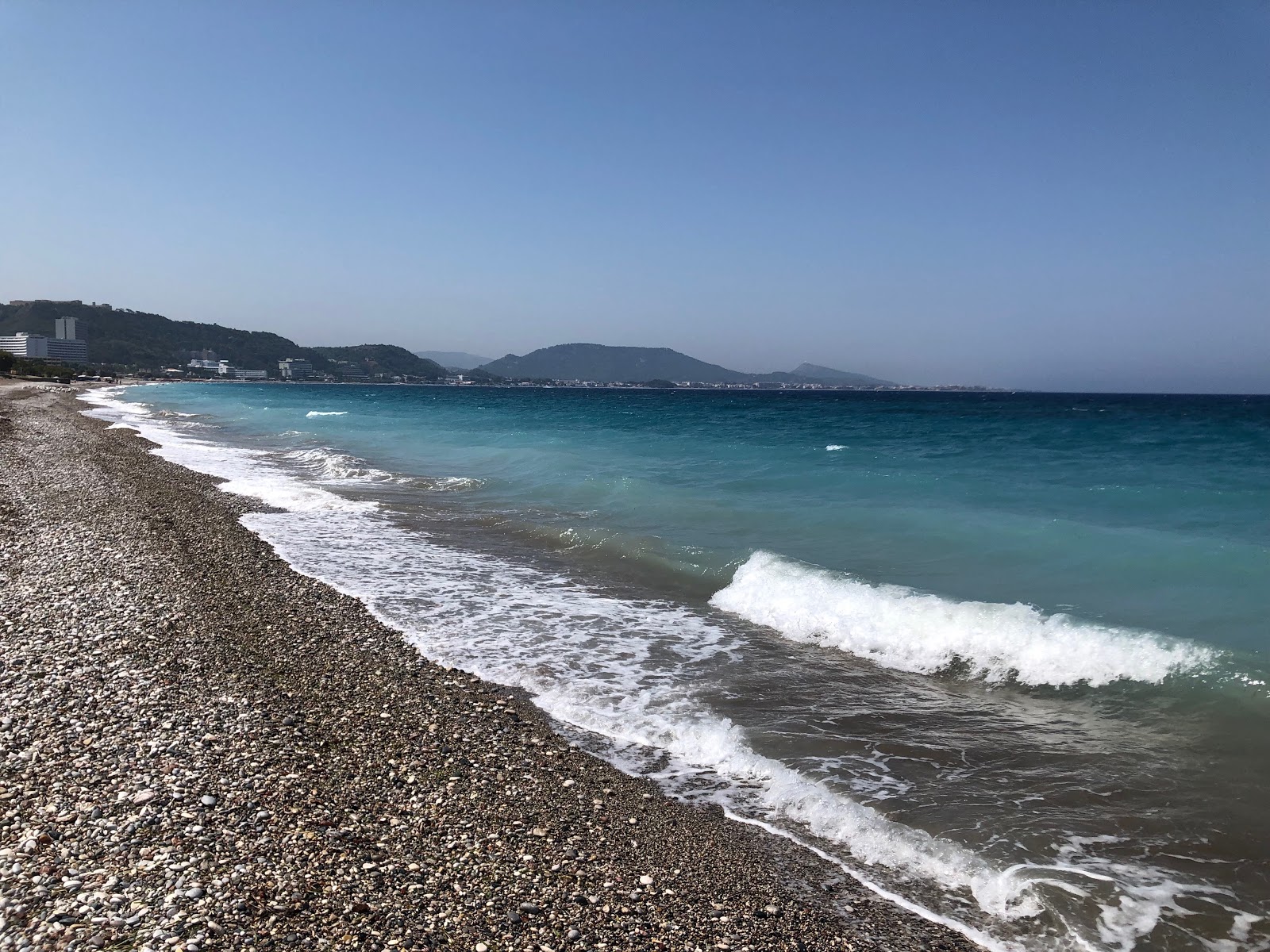 Sirene Beach的照片 带有小灰色卵石表面