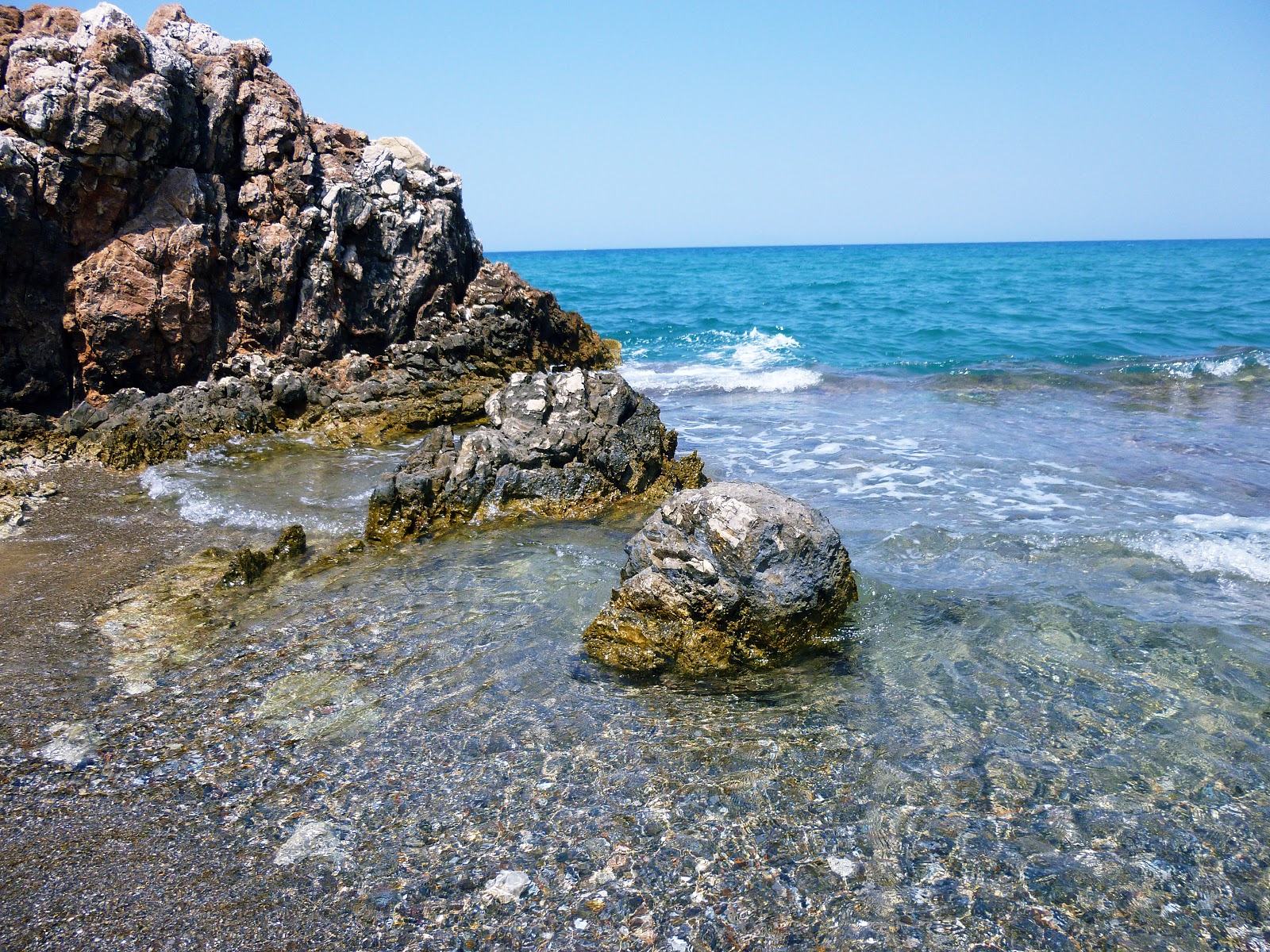 Photo de Paralia Kounoupeli avec l'eau turquoise de surface