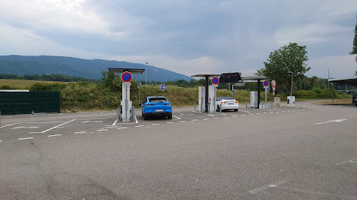 Borne de recharge de véhicules électriques IONITY Station de recharge Annecy