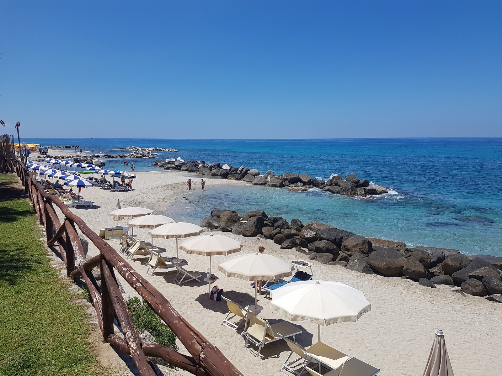 Zdjęcie Spiaggia di Torre Marino II z powierzchnią beżowy piasek i kamyki