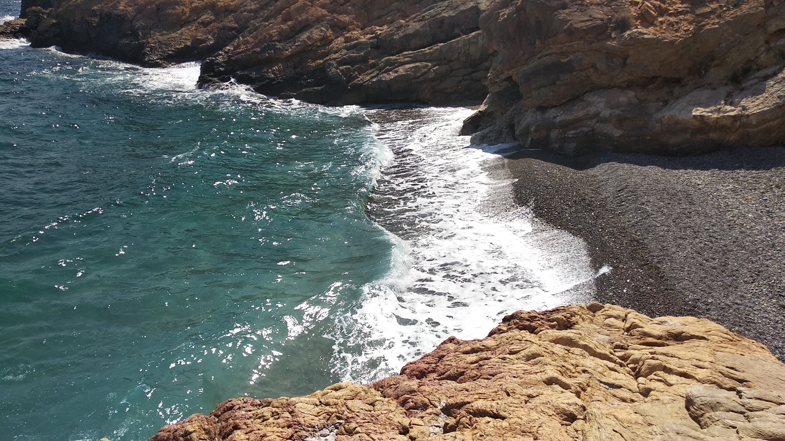 Fotografija Cala del Bolete obkrožen z gorami