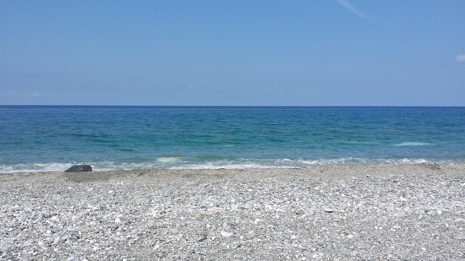 Foto av Spiaggia Amantea omgiven av klippor