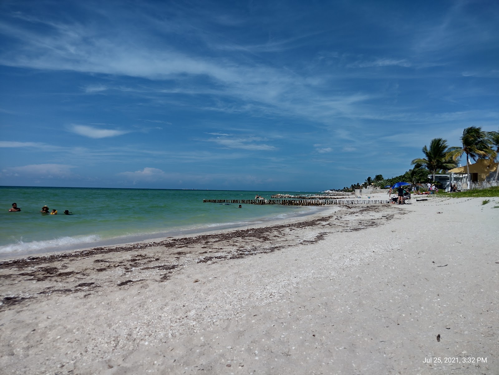 Foto di Playa Chuburna Puerto con una superficie del sabbia luminosa