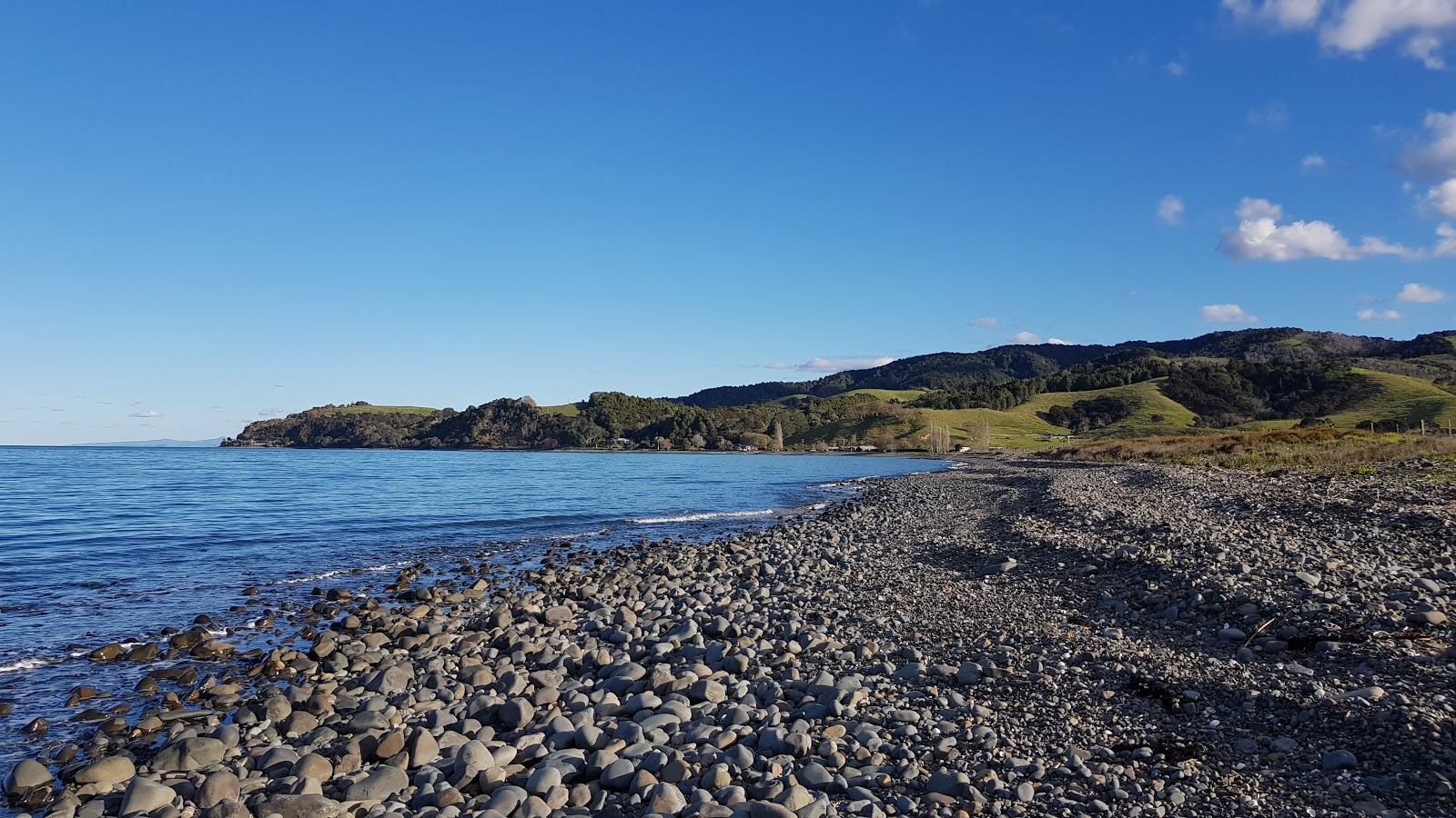 Φωτογραφία του Waimango Beach με μπεζ βότσαλα επιφάνεια