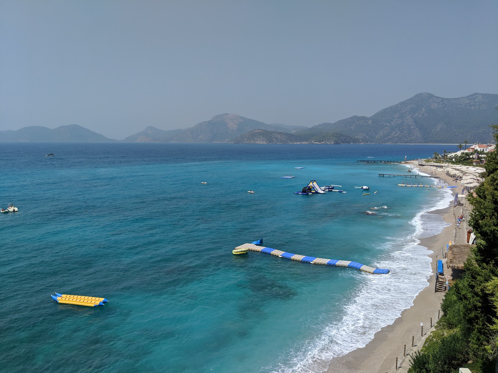 Lykia Plaji'in fotoğrafı uçurumlarla desteklenmiş