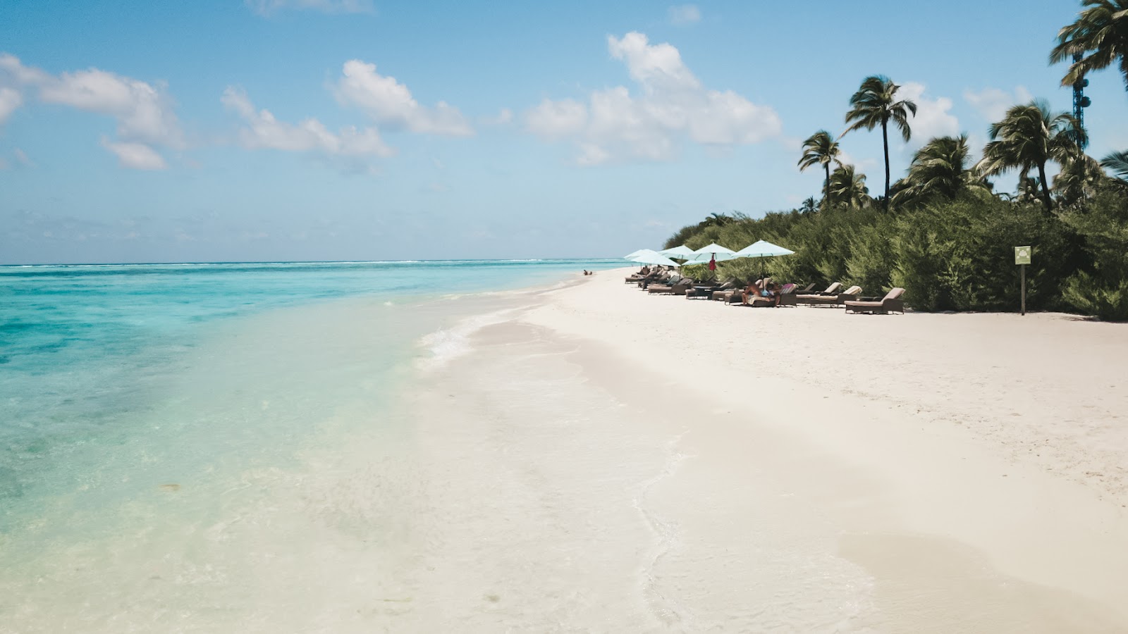 Foto von Strand der Ookolhufinolhu-Insel mit weißer sand Oberfläche