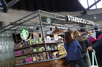 Atmosphère du Café Starbucks aéroport Lyon T1 à Colombier-Saugnieu - n°4