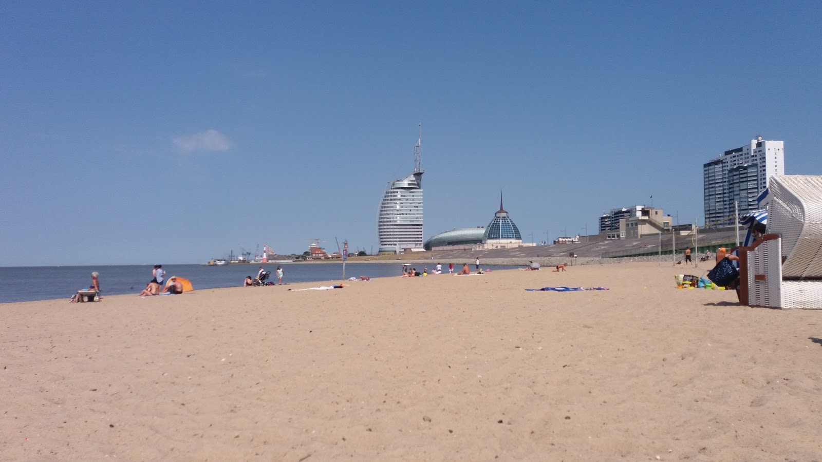 Valokuva Bremerhavenin ranta (Weserin ranta)ista. pinnalla kirkas hiekka:n kanssa