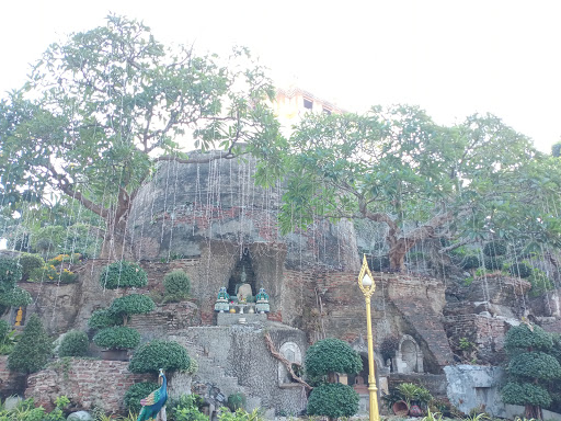 Wat Saket (Phu Khao Thong)