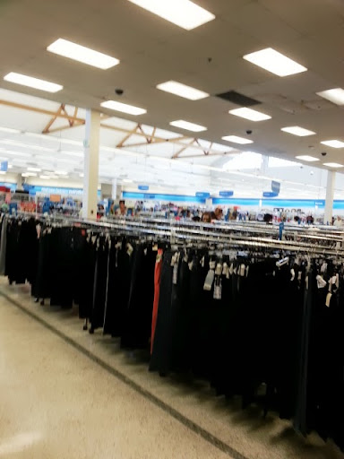 Shopping Mall «Powell Street Plaza Shopping Center», reviews and photos, 5795 Christie Ave, Emeryville, CA 94608, USA