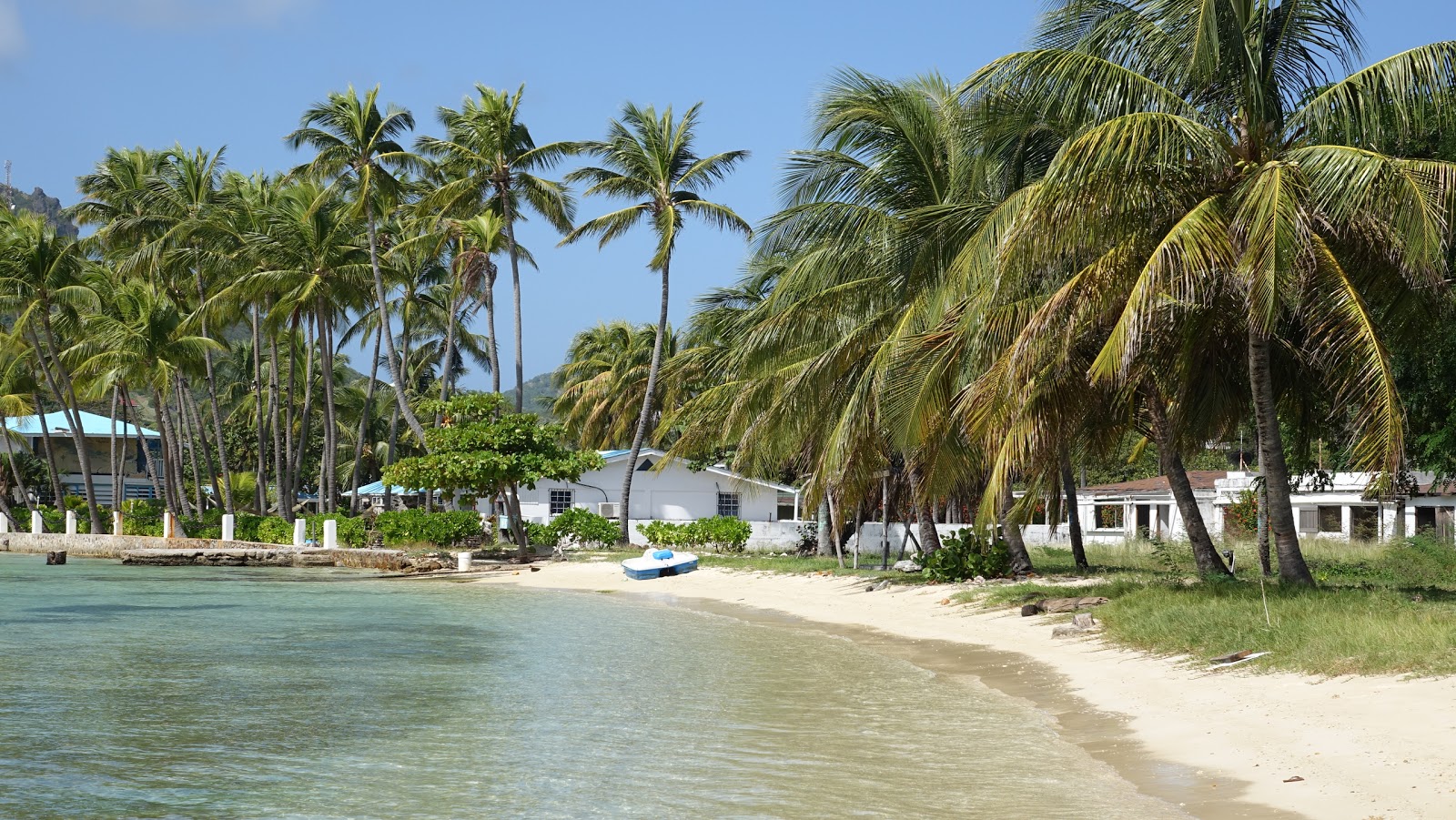 Foto von Clifton Harbour beach mit heller sand Oberfläche