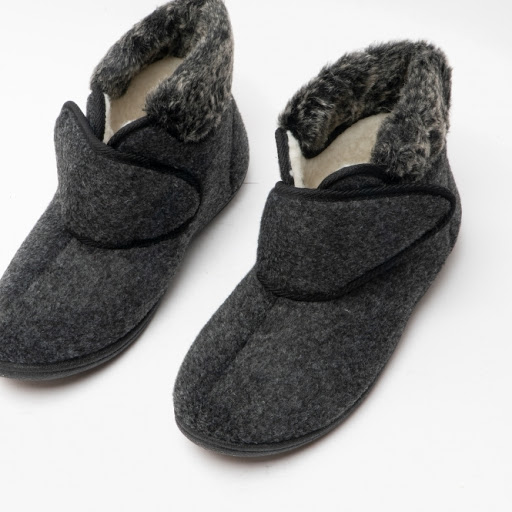 Stores to buy men's slippers Leicester