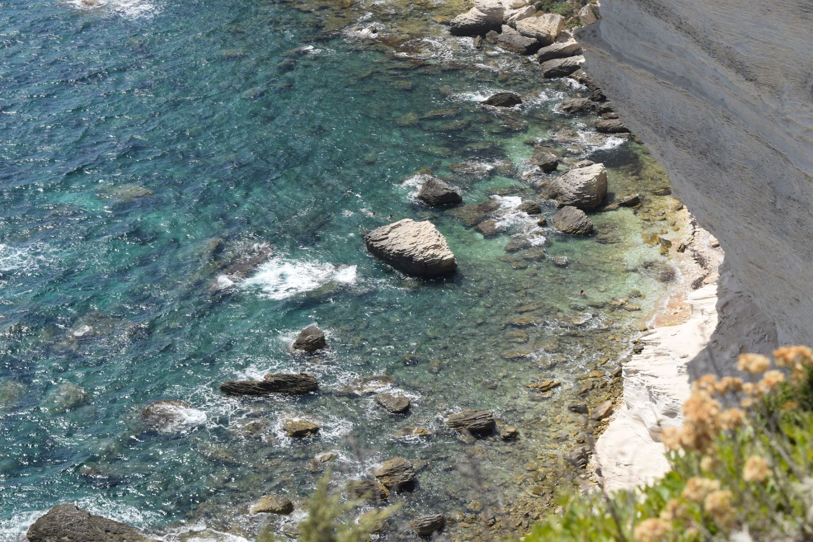 Photo de Saint Roch Beach entouré de montagnes