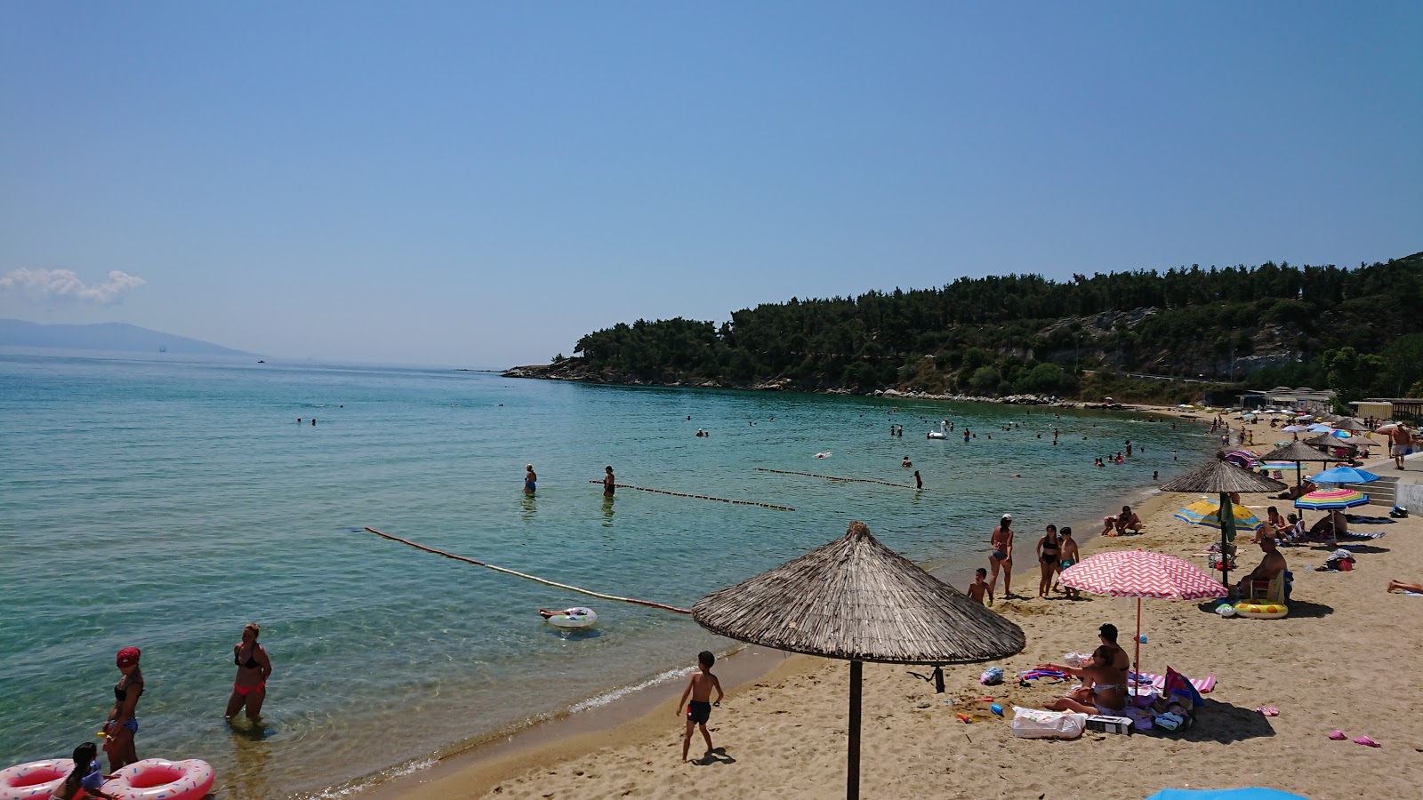 Foto di Paralia Mpati con una superficie del sabbia beige