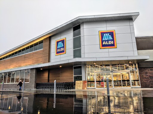 Shopping Mall «Sibley Plaza», reviews and photos, 2401 7th St W, St Paul, MN 55116, USA