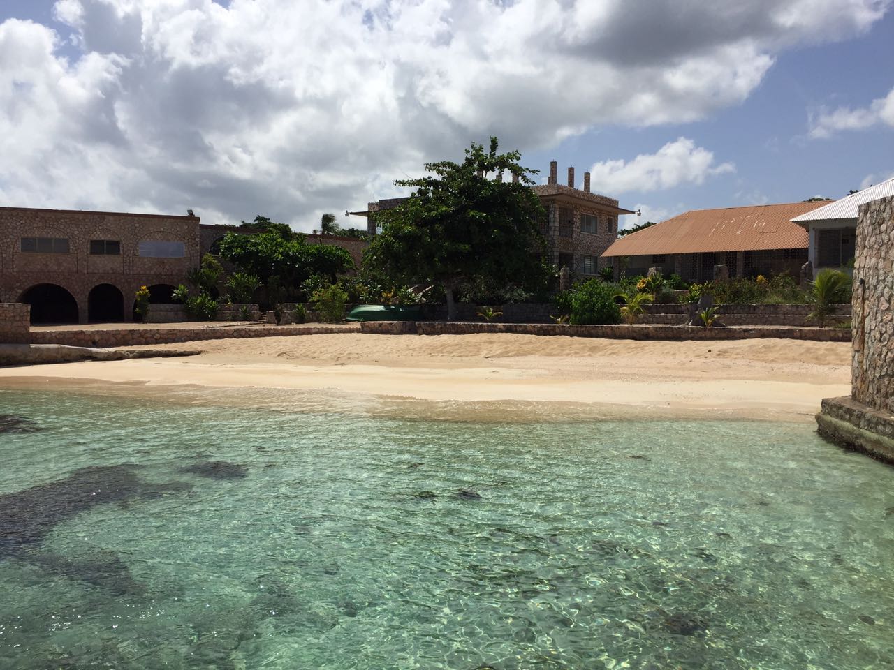 Foto von The Cobblestone Retreat mit beiger sand Oberfläche