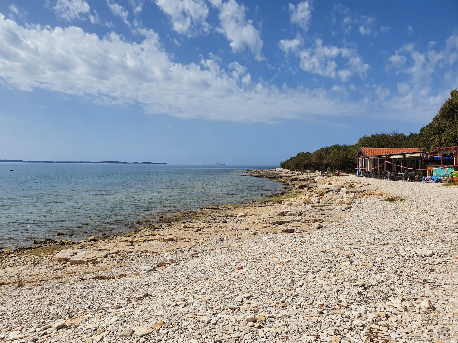 Foto de Maris beach con agua cristalina superficie