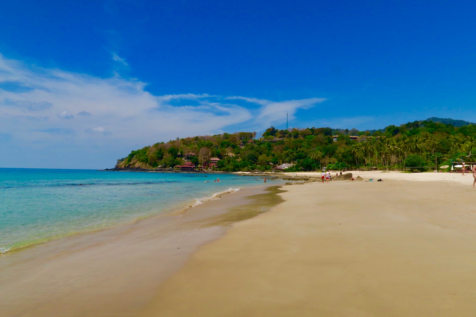 Foto de Bakantiang Beach apoiado por penhascos