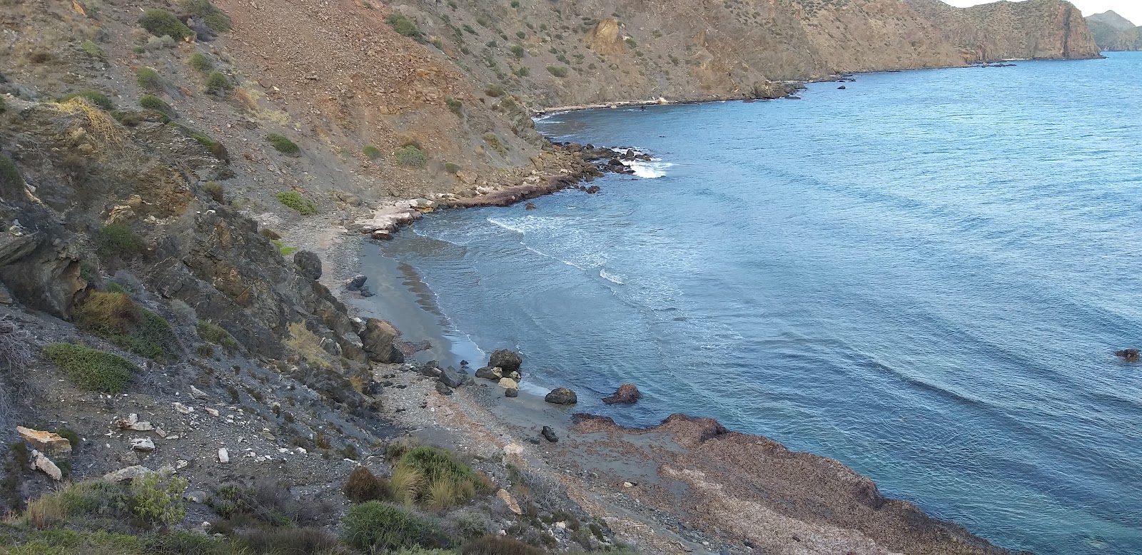 Cala de Ciscar'in fotoğrafı mavi sular yüzey ile