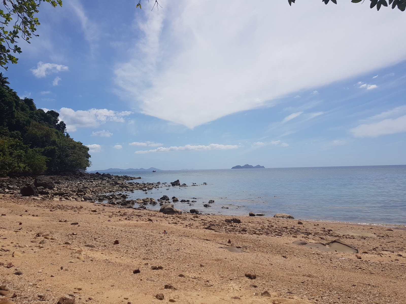 Ao Muang Beach'in fotoğrafı geniş ile birlikte