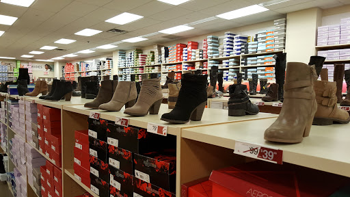 Shoe Store «Famous Footwear», reviews and photos, 40-24 College Point Blvd, Flushing, NY 11354, USA