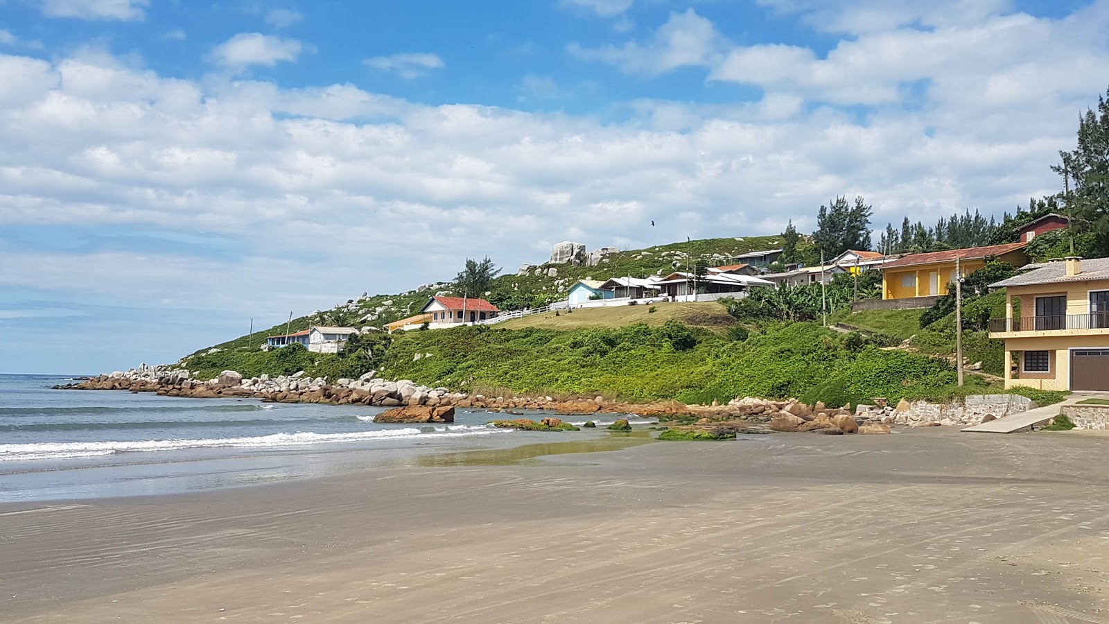 Fotografie cu Praia de Itapirubá - locul popular printre cunoscătorii de relaxare
