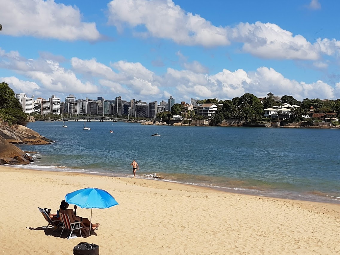 Photo de Praia Grande da Ilha do Boi entouré de montagnes